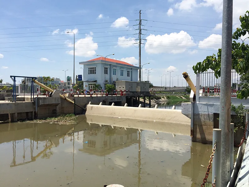 Theo nhiều người dân, bọt xuất phát từ trạm bơm trên rạch Ruột Ngựa